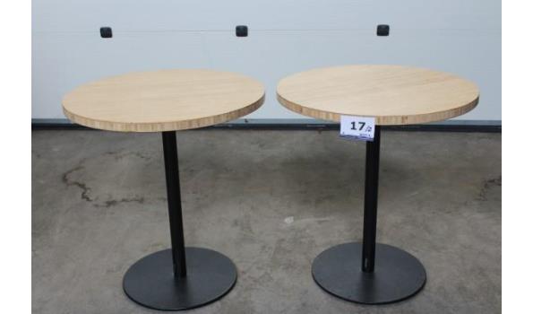 2 ronde tafels vv metalen voet PEDRALI en houten blad, diam plm 70cm